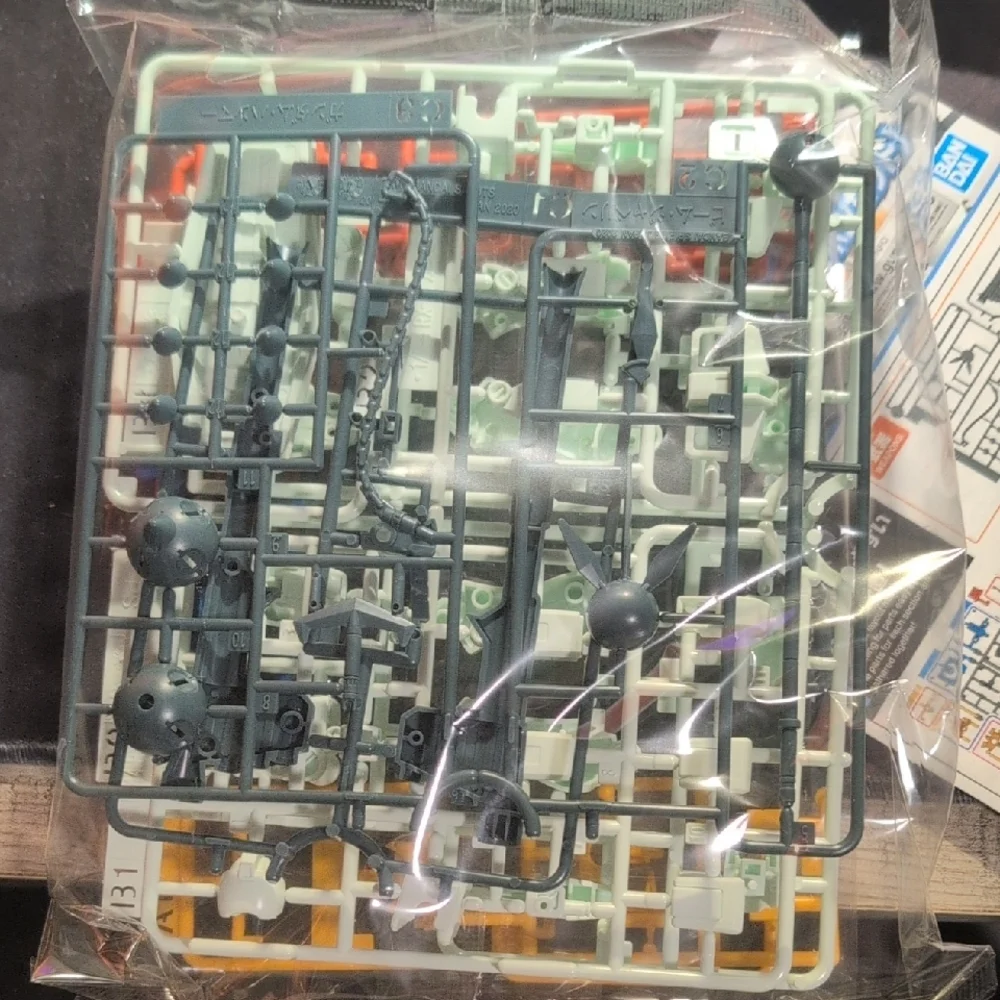 Gundam RX-78-2 Model Kit - Picture 3 of 5